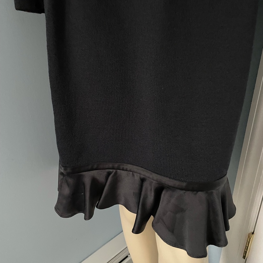 This beautiful St.  John’s navy blue skirt